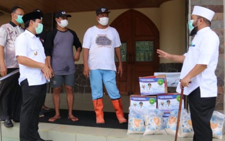 Wali Kota Bengkulu Helmi Hasan dan Wakil Wali Kota Bengkulu Dedy Wahyudi Berikan Bantuan Sembako Pada Pastur Gereja 