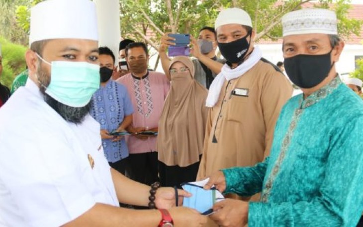 Wali Kota Bengkulu Helmi Hasan Salurkan Bantuan Kepada Ustaz 