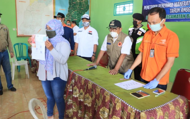 Bupati Blitar Rijanto (pakai rompi warna Cokelat) saat menghadiri penyaluran bantuan sosial (foto: Klikwarta.com) 