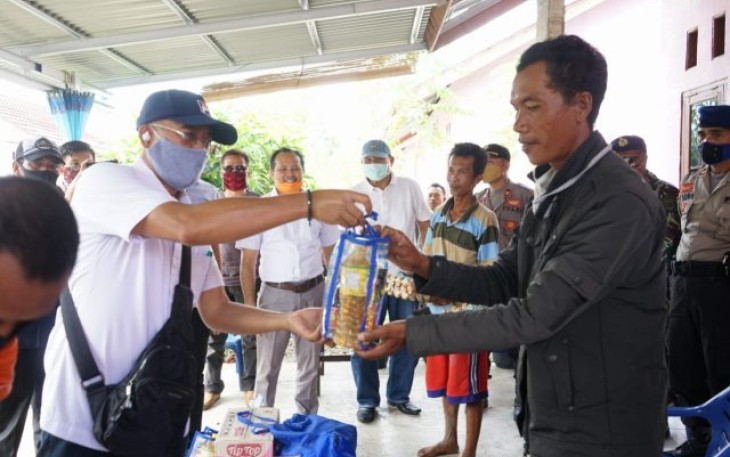 Bupati Bengkulu Selatan Gusnan Mulyadi Salurkan Bantuan 