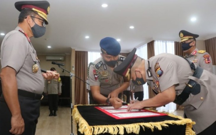Kapolda Kepri Irjen Pol Dr Aris Budiman M.Si saksikan penandatanganan naskah integritas jabatan Wakapolda Kepri oleh Kombes Pol Drs Dermawan M.Si