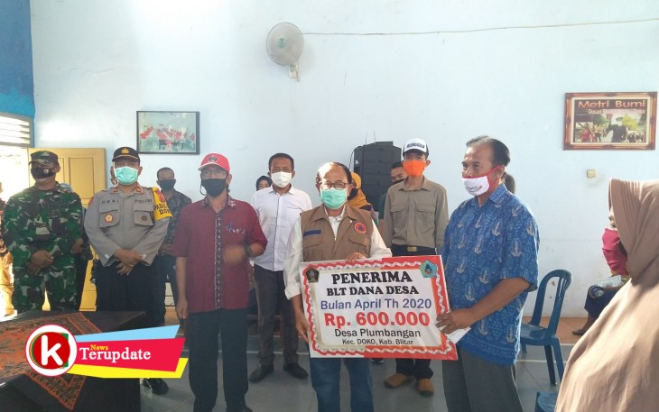 Bupati Blitar Rijanto saat menyerahkan bantuan kepada penerima manfaat (foto: Faisal NR / Klikwarta.com) 
