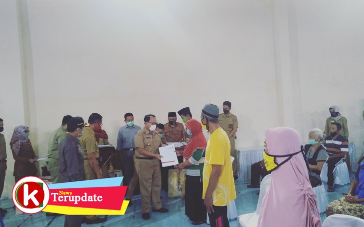 Bupati Rijanto Saat Menyerahkan Bantuan Kepada Warga. (foto: Faisal NR / Klikwarta.com) 