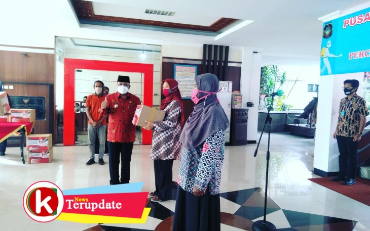 Walikota Blitar Santoso saat memberikan sembako kepada penerima manfaat (foto: Faisal NR / Klikwarta.com) 