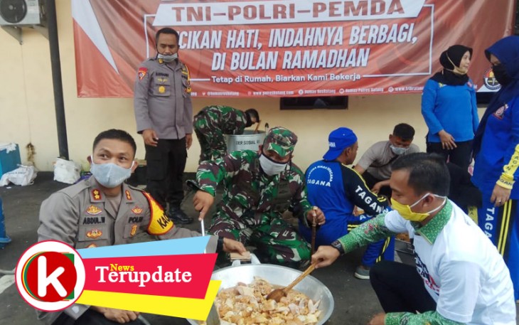 Kapolres dan Dandim Bersama Bupati saat melakukan penggorengan lauk nasi kotak