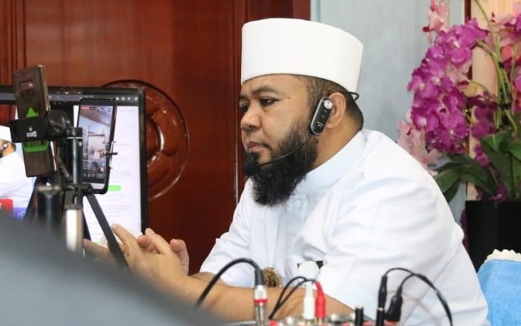 Wali Kota Bengkulu Helmi Hasan Saat Melakukan Live Melalui Media Sosial Sembari Memantau Pendistribusian Sembako Tahap ke III