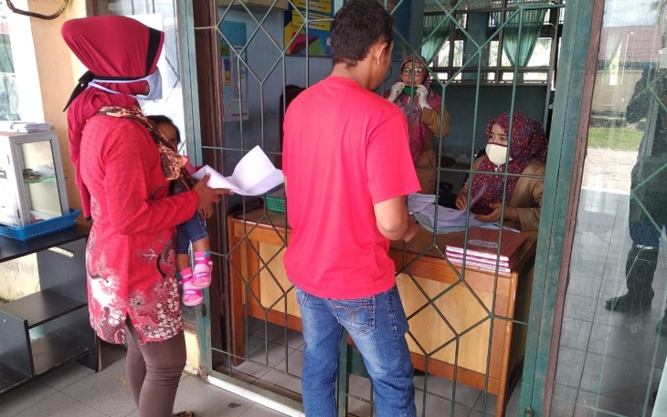 Pihak Disdukcapil Aceh Singkil Saat Memberikan Pelayanan Pada Masyarakat