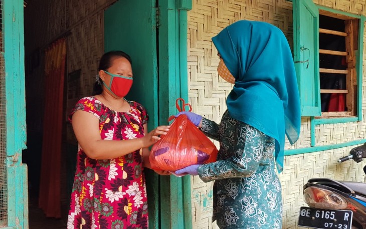 Ketua TP PKK Kabupaten Pesawaran Nanda Indira Dendi Bagikan 100 Paket Sembako Untuk Masyarakat Desa Kurungan Nyawa