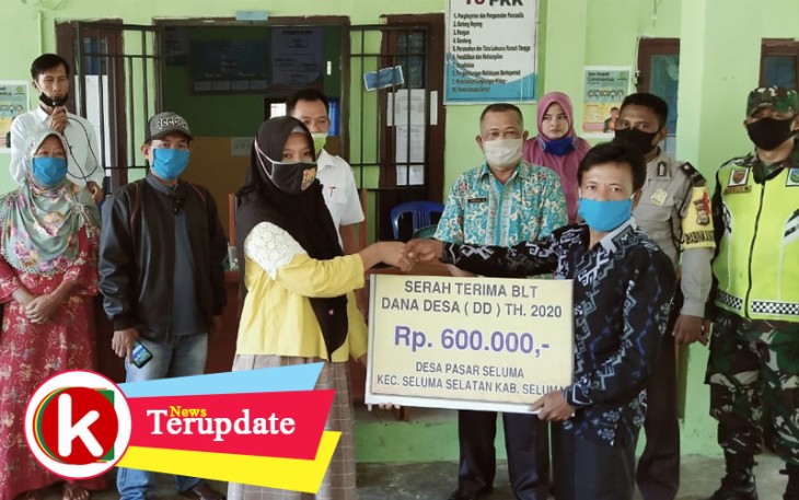 Kades Pasar Seluma saat salurkan BLT-DD