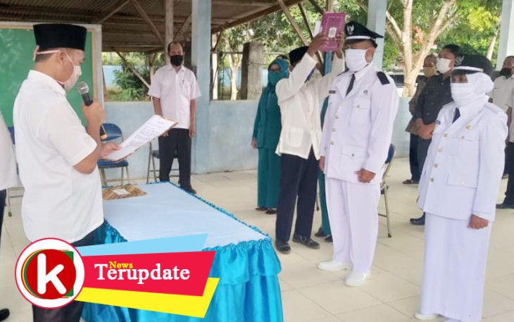 Camat Mesuji Makmur saat Lantik 2 Pjs Kades