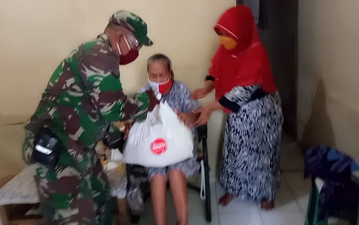 Babinsa Koramil 01/Menteng Silaturahmi dan Bagikan Bantuan