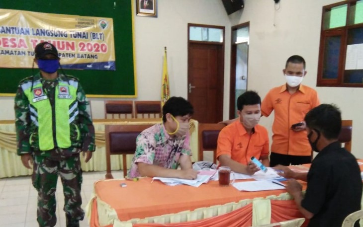 Babinsa Dampingi Pembagian BLT Sembako dari Provinsi Jateng