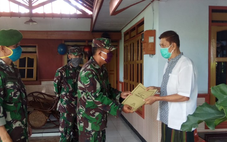 Kasdim 0736/Batang salurkan Bansos Dari Pangdam IV/Diponegoro Untuk Warakawuri dan Anggota Keluarga TNI