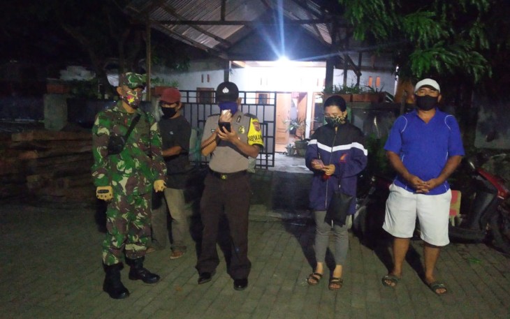 Babinsa dan Babhinkamtibmas Kelurahan Pateten Dua Giat Patroli Sambil Bacakan Seruan Forkopimda Bersama Pemkot Bitung