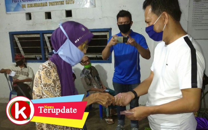 Lansia saat Terima Bantuan Tunai