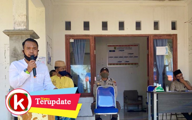 Camat Katang Bidare dan Kades Serahkan BLT ke Warga