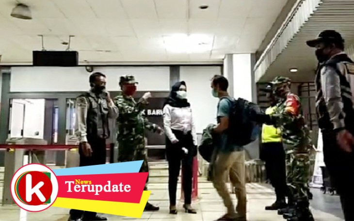 Serma Santoso Sterilisasi dan Pengecekan Suhu Penumpang di Stasiun Depok Baru