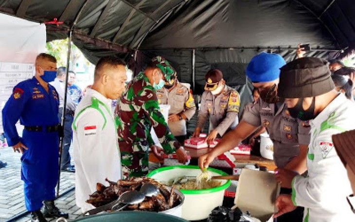 Dandim 1310/Bitung dan Kapolres Bitung Bantu Siapkan Nasi Kotak di Dapur Lapangan