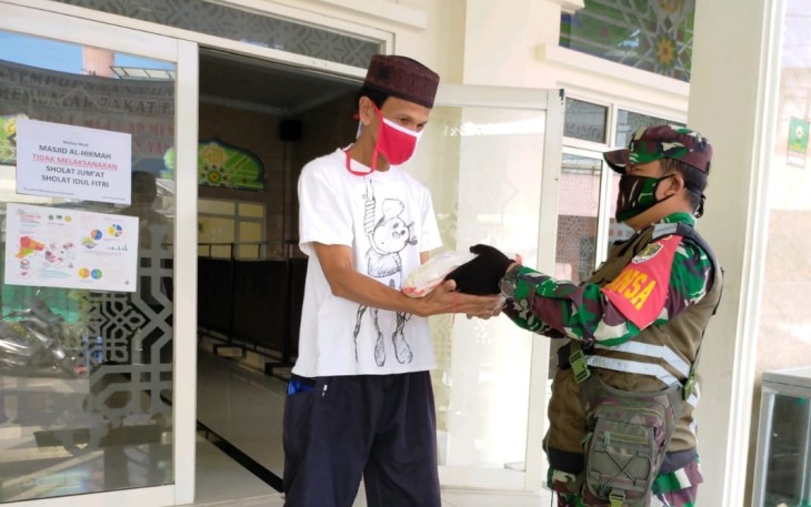 Kodim 0503/JB Berikan 5 Kg Beras dan 1000 Pcs Masker untuk Pengurus Masjid/Marbot