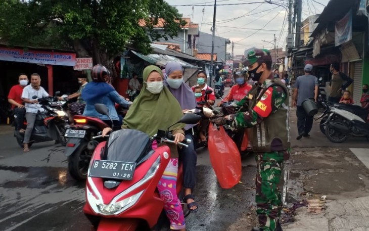 Kodim 0505/JT Bagikan 300 Nasi Bungkus ke Warga
