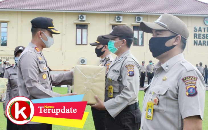 Kapolres Labuhanbatu Beri Paket Lebaran Kepada Personil Usai Apel Pagi  