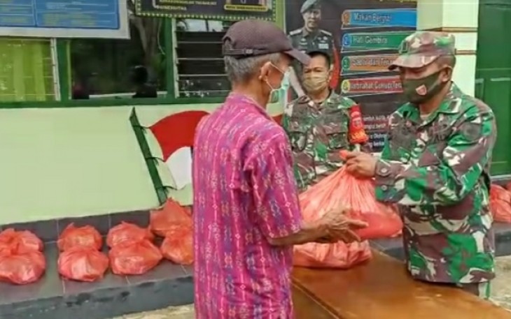 Babinsa Kodim Kendari Bagi Sembako