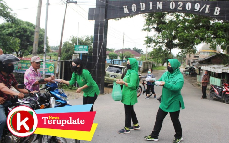 Persit KCK Kodim 0209/LB Berbagi Takjil 
