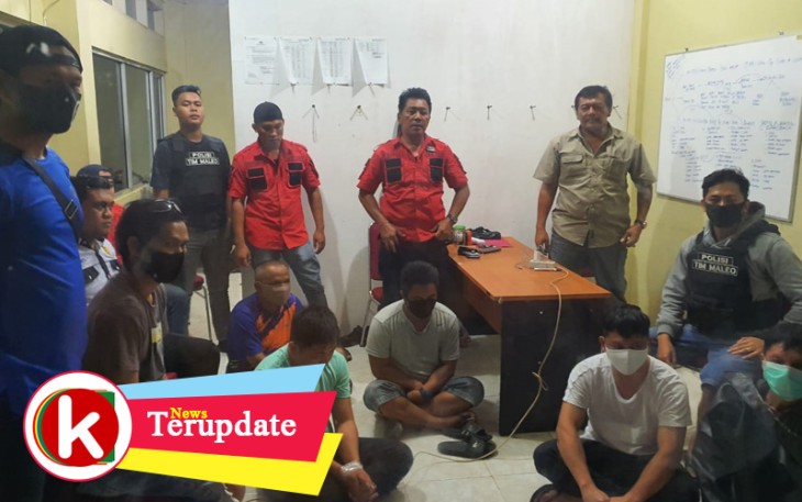 Wakatim AKP.Frelly Sumampouw kenakan kemeja Abu-Abu bersama tim Resmob Polsek Maesa saat amankan kelima pelaku curanmor