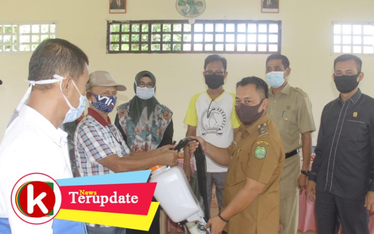 Wabup Lingga Serahkan Bantuan Peralatan Semprot Disinfektan di Kelurahan Dabo