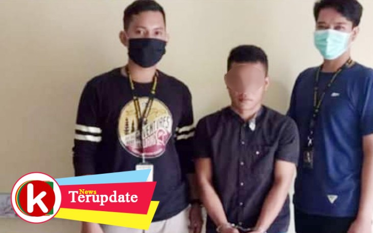 Tersangka (Tengah Diborgol) saat diamankan