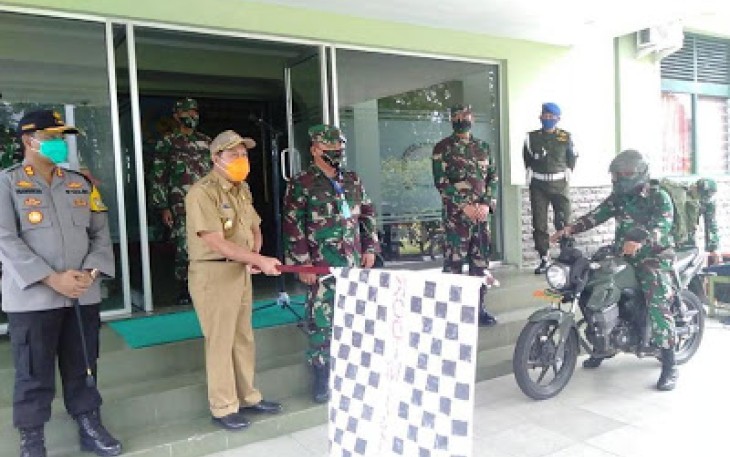 Danrem 131/Santiago Lepas Pasukan Bermotor TNI-Polri Bagikan Sembako ke Warga
