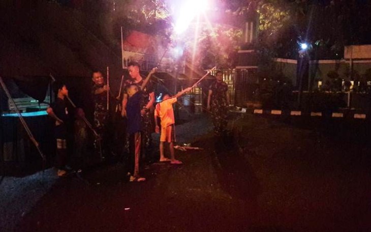 Kasdim Brebes Ajak Anak Anggota Tak Mudik Lebaran Bermain Roman Candles