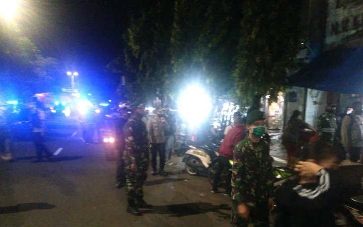 Dandim 0503/JB Bersama Tiga Pilar Jakarta Barat Membubarkan Kerumunan Warga di Kota Tua Tamansari