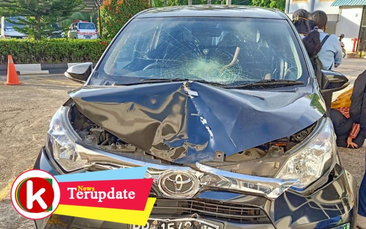 Mobil penabrak pengendara motor