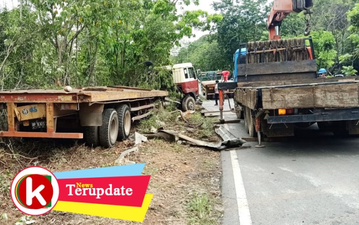 Kondisi Mobil Mitsubishi Trailer BP 8305 ZE setelah tabrak pembatas jalan di Jalan Umum Gajah Mada dekat Southlink Sekupang