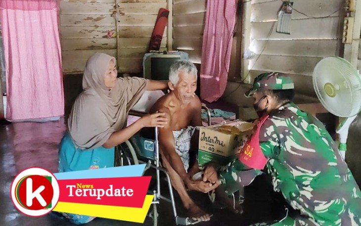 Babinsa Sambangi Rumah Warga Bagikan Paket Sembako