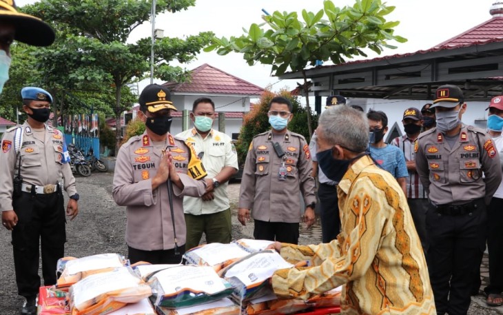 Kapolda Bengkulu saat menyalurkan bantuan beras dari Mabes Polri