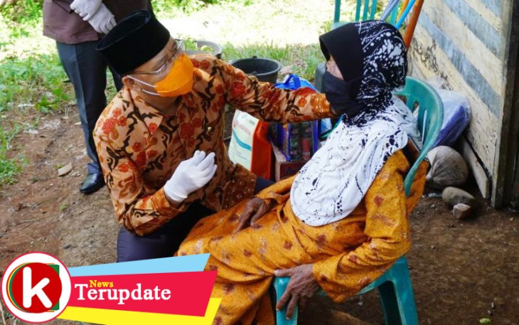 Gubernur Bengkulu Rohidin Mersyah saat berkunjung ke rumah Nenek Ngatirah