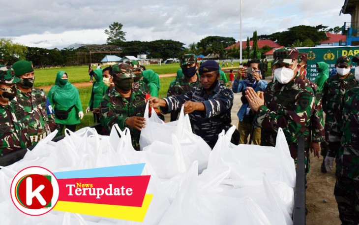 Pengepakan ribuan nasi kotak untuk didistribusikan ke masyarakat