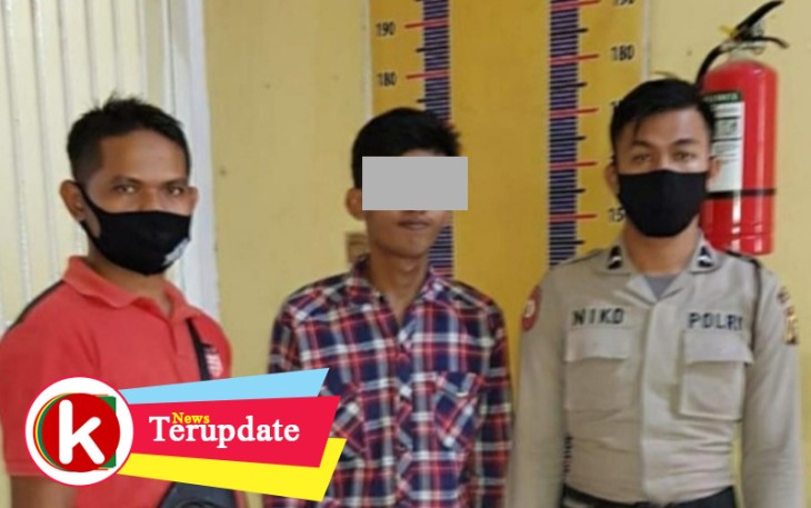 Tersangka (tengah) saat diamankan