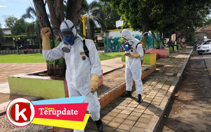 Tim GTPP Covid-19 Batang Kembali Semprot Disinfektan di Sepanjang Jalan Protokol