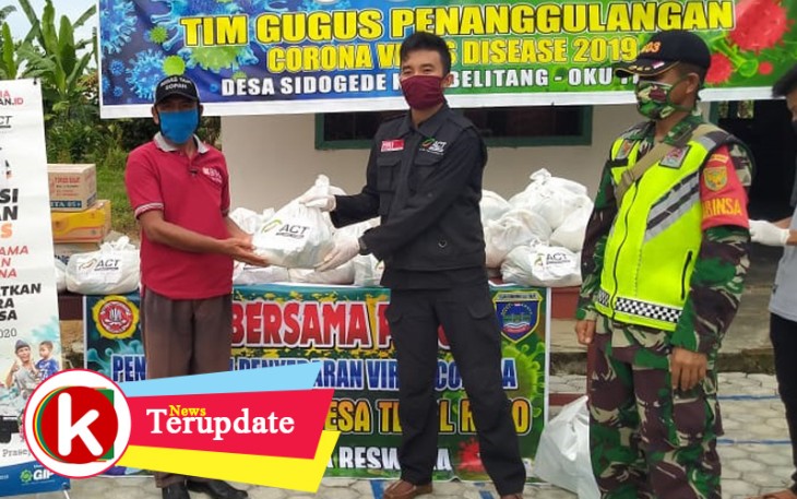 Penyerahan bantuan secara simbolis kepada Kades Sido Gede