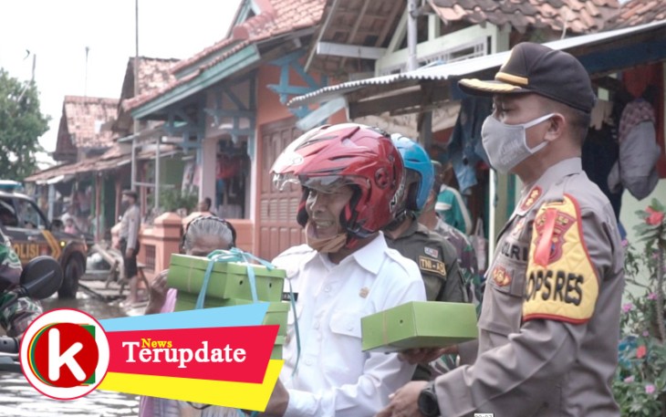 Kapolres Batang saat menyalurkan nasi kotak ke warga