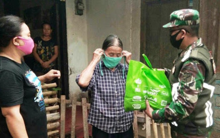 Babinsa Bagikan Sembako dan Masker
