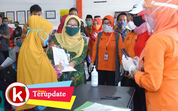 Masyarakat Kabupaten Tegal Terima Bantuan Sembako dan Bansos Tunai