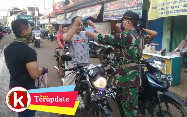  Babinsa Bantu Pakaikan Masker 