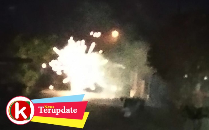 Percikan kembang api menyala malam 27 Ramadhan di Aceh Singkil.