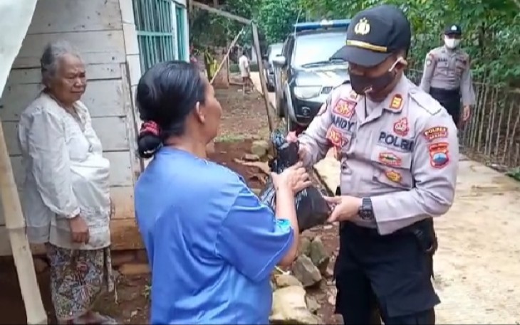 Kapolsek Subah Bagikan Langsung Sembako ke Rumah Warga