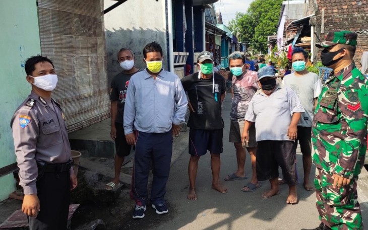 Babinsa Bersama Bhabinkamtibmas Sosialisasikan Pentingnya Penggunaan Masker Bagi Warga