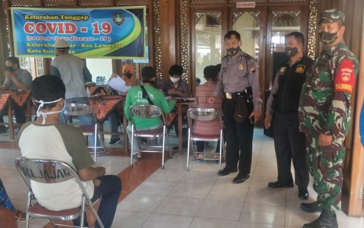 Pengamanan pendistribusian Bantuan Sosial Tunai (BST) di Pendopo Krido Manunggal Jalan Basuki Rahmad No.49 Kelurahan Jajar Kecamatan Laweyan Kota Solo. (Foto : Istimewa)